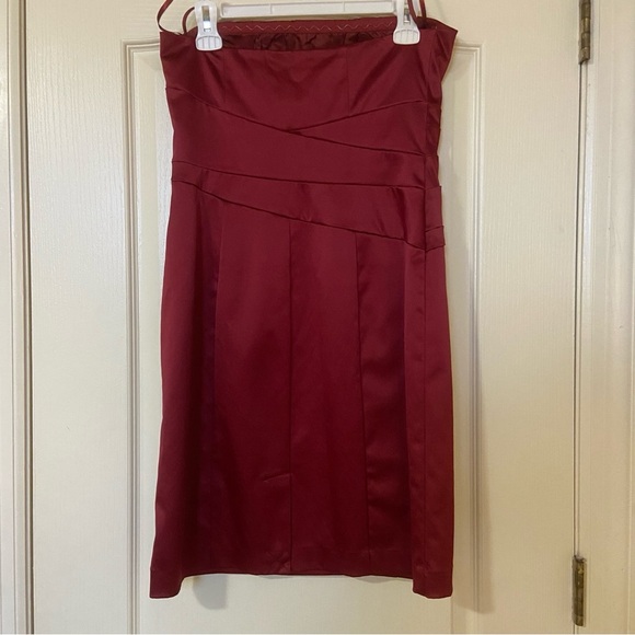 Elegant Burgundy Strapless Dress - Picture 2 of 10